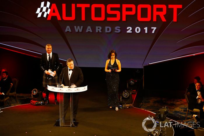 Zak Brown, director ejecutivo de McLaren Technology Group, en el escenario con Lee McKenzie y David Coulthard