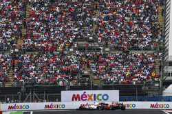 Lance Stroll, Williams FW40 et Sebastian Vettel, Ferrari SF70H
