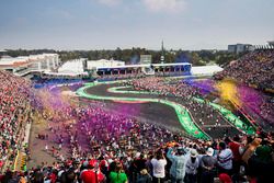 Fans miran el podio e invaden la pista