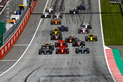 Valtteri Bottas, Mercedes AMG F1 W09, Lewis Hamilton, Mercedes AMG F1 W09, Kimi Raikkonen, Ferrari SF71H, Max Verstappen, Red Bull Racing RB14, Sebastian Vettel, Ferrari SF71H, Romain Grosjean, Haas F1 Team VF-18, al inicio de la carrera