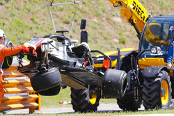 La voiture accidentée de Romain Grosjean Haas F1 Team VF-18 est retirée par les commissaires