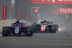 Pierre Gasly, Scuderia Toro Rosso STR13 ve Kevin Magnussen, Haas F1 Team VF-18