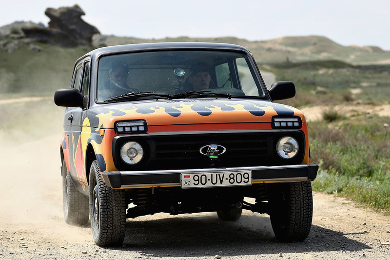 Гонщики Red Bull Racing Даниэль Риккардо и Макс Ферстаппен, Lada Niva