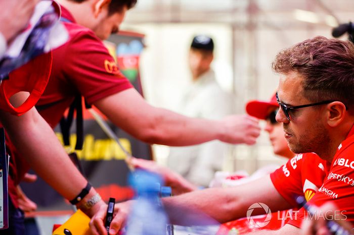 Sebastian Vettel, Ferrari, firma un autógrafo