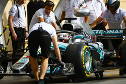 Les mécaniciens Mercedes avec Lewis Hamilton, Mercedes AMG F1 W09, dans la voie des stands