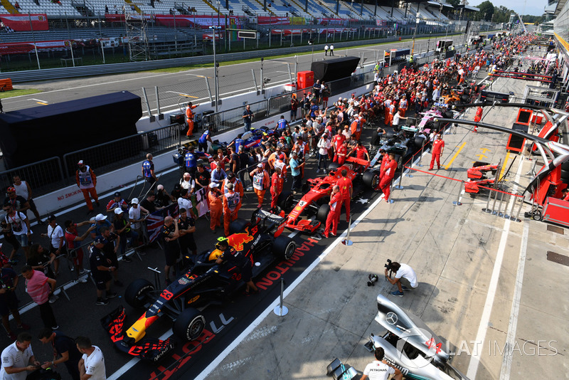 F1 cars and fans in pit lane