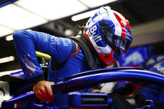 Pierre Gasly, Toro Rosso, aracına oturuyor