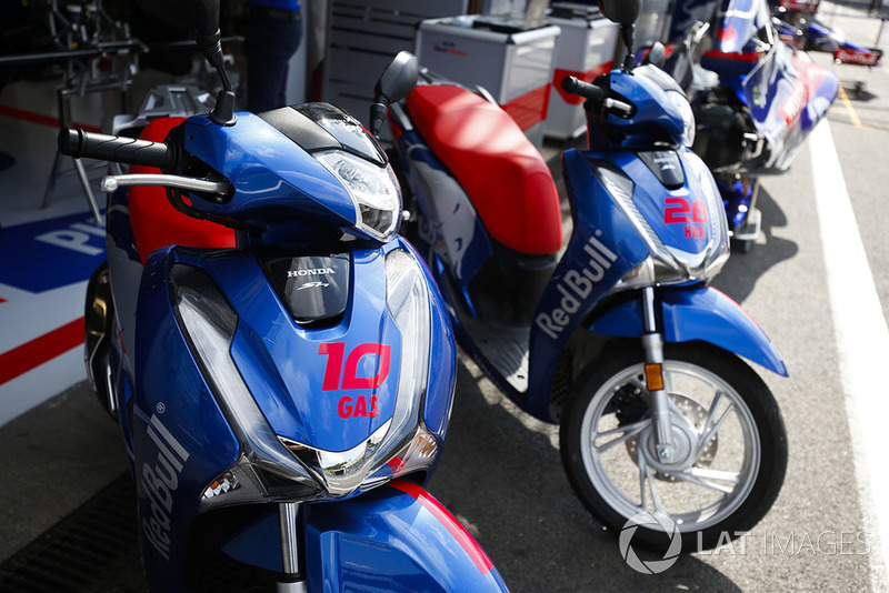 Des scooters Honda devant le garage Toro Rosso