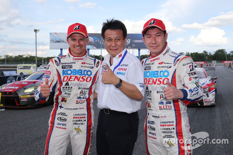 Pemenang Super GT Buriram, Heikki Kovalainen (paling kiri), Kamui Kobayashi (paling kanan), bersama manager Katsuyuki Sato (tengah)