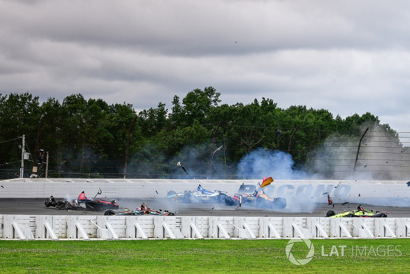 Robert Wickens, Schmidt Peterson Motorsports Honda, James Hinchcliffe, Schmidt Peterson Motorsports Honda, Ryan Hunter-Reay, Andretti Autosport Honda, Pietro Fittipaldi, Dale Coyne Racing Honda crash