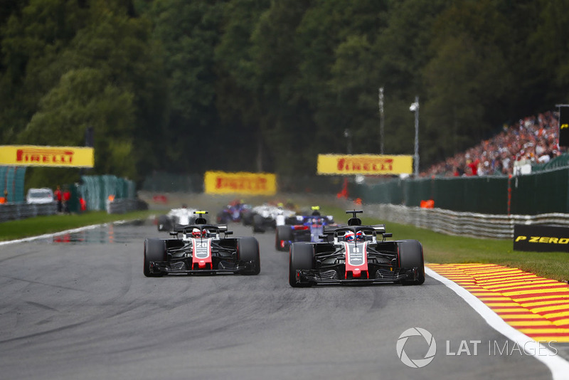Romain Grosjean, Haas F1 Team VF-18, y Kevin Magnussen, Haas F1 Team VF-18