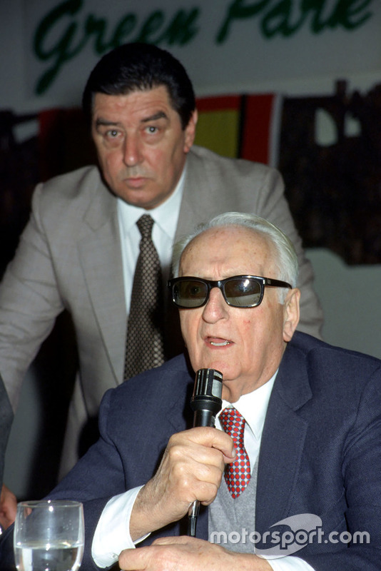 Enzo Ferrari durant une rencontre avec des journalistes en 1984