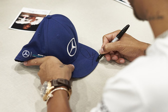 Lewis Hamilton, Mercedes AMG F1, firma autografi ai tifosi