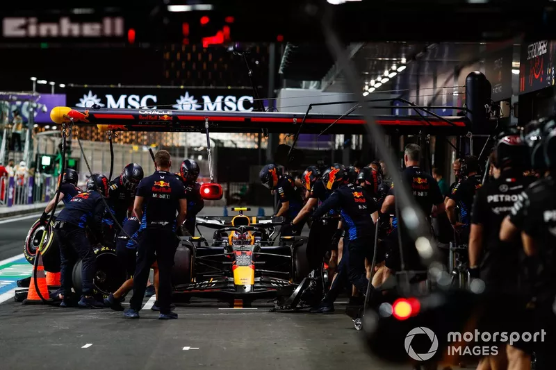 Sergio Perez, Red Bull Racing RB20, ai box durante le prove libere