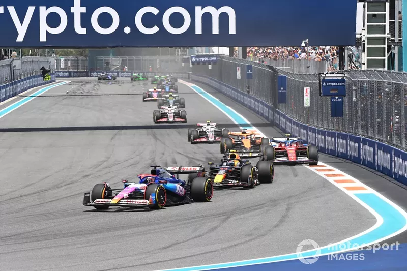 Daniel Ricciardo, VCARB 01, devance Sergio Perez, Red Bull Racing RB20, et Carlos Sainz, Ferrari SF-24.