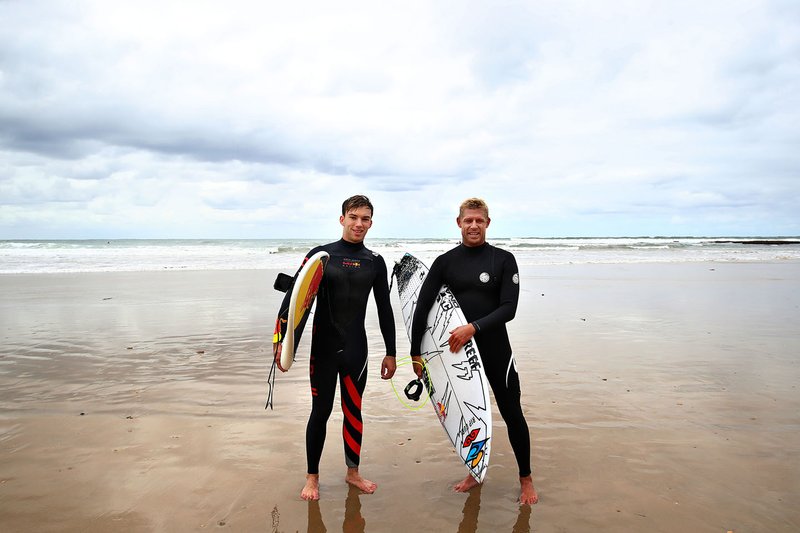 Pierre Gasly, Red Bull Racing surfeando con la leyenda del surf Mick Fanning