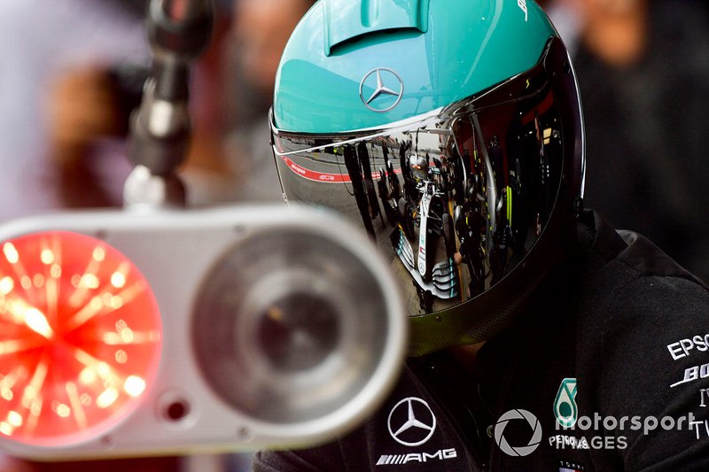 Il pit stop di Valtteri Bottas, Mercedes AMG F1 W10 riflesso nella visiera di un meccanico