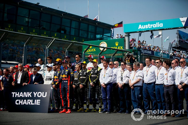 Pilotlar, Chase Carey, Formula 1 Direktörü ve Jean Todt, FIA Başkanı ile Charlie Whiting anısına