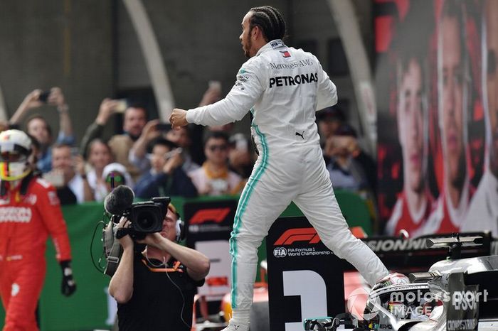 Hamilton na ponta: piloto da Mercedes em comemoração pela vitória na 1000ª corrida da história da F1