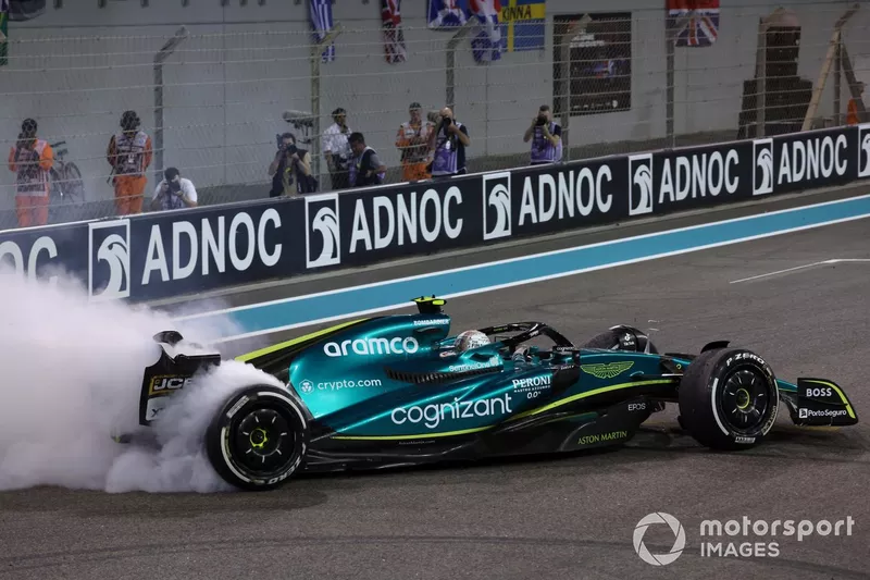 Sebastian Vettel, Aston Martin AMR22, realiza donuts en la parrilla al final de la carrera para celebrar su retirada