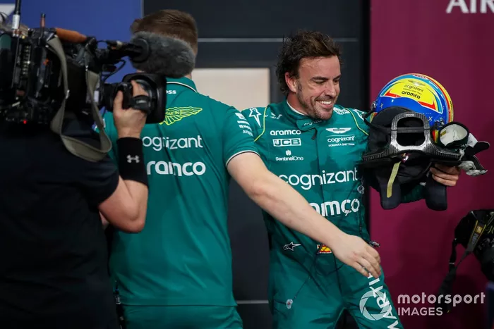 Fernando Alonso, Aston Martin F1 Team, celebra un buen resultado en la calificación