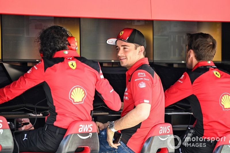 Charles Leclerc, Scuderia Ferrari, en el muro de pits