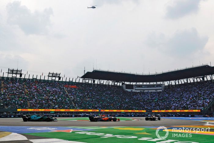 Daniel Ricciardo, McLaren MCL36, Sebastian Vettel, Aston Martin AMR22