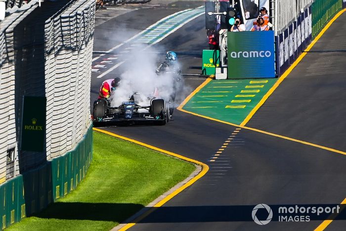 George Russell, Mercedes F1 W14, es asistido por los comisarios tras un incendio