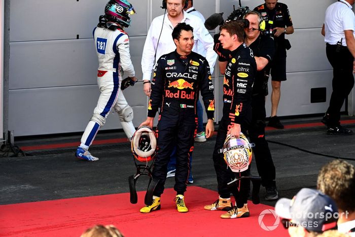 Sergio Pérez, Red Bull Racing, 2ª posición, Max Verstappen, Red Bull Racing, 1ª posición, charla en el Parc Ferme