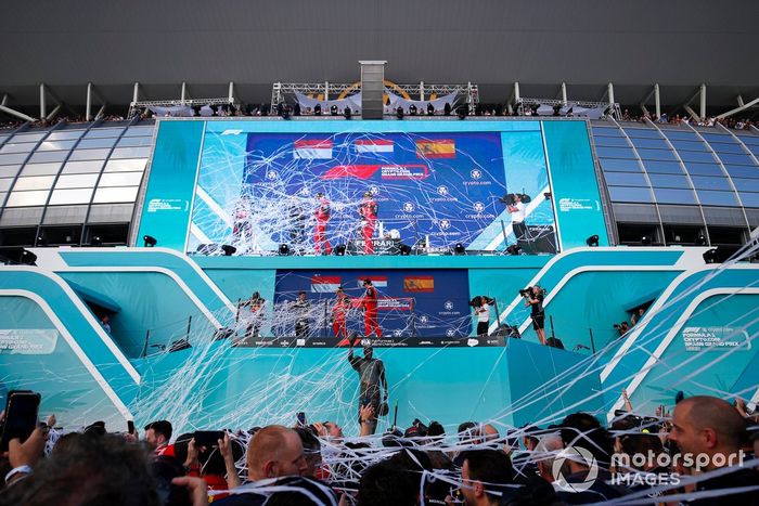 Charles Leclerc, Ferrari, 2ª posición, el delegado del trofeo de Red Bull Racing, Max Verstappen, Red Bull Racing, 1ª posición, Carlos Sainz, Ferrari, 3ª posición, celebran en el podio mientras caen serpentinas