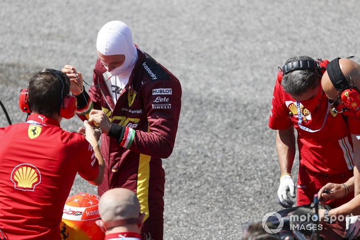 Mick Schumacher se prepara para conducir el Ferrari F2004