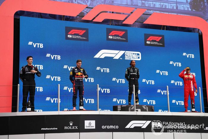 Podio: segundo lugar Max Verstappen, Red Bull Racing, ganador Lewis Hamilton, Mercedes, tercer lugar Carlos Sainz Jr., Ferrari