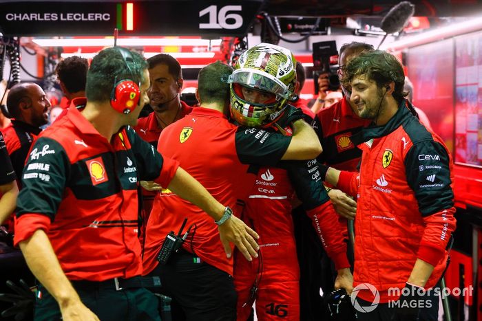 Ganador de la pole, Charles Leclerc, de Ferrari, celebra en el Parc Ferme