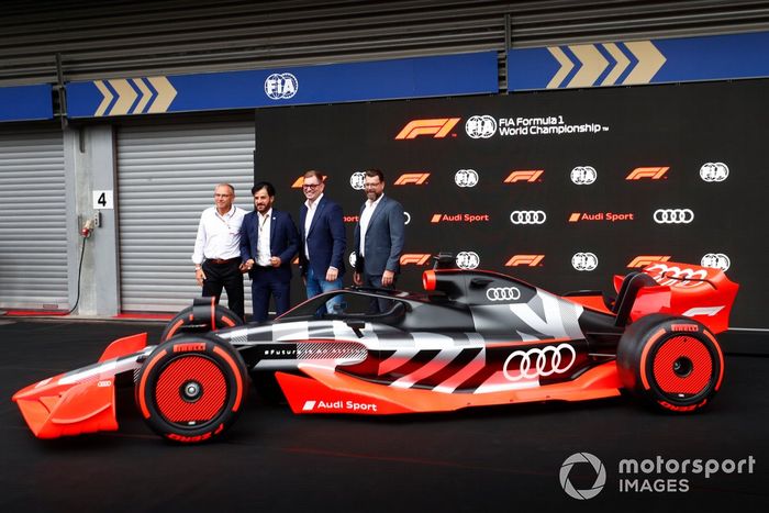 El concept de Audi Sport F1, Stefano Domenicali, CEO de la Fórmula 1, Mohammed bin Sulayem, Presidente de la FIA, Markus Duesmann, Presidente del Consejo de Administración de Audi AG y Oliver Hoffmann, Jefe de Desarrollo Técnico de Audi Sport GmbH