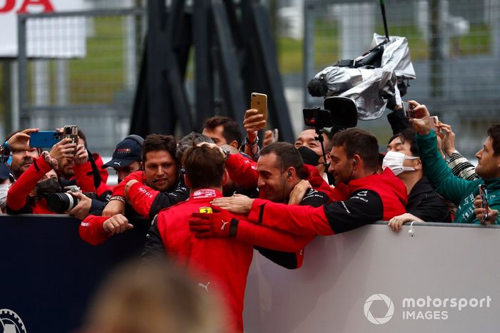 Charles Leclerc, Ferrari, 3ª posición, en Parc Ferme con su equipo