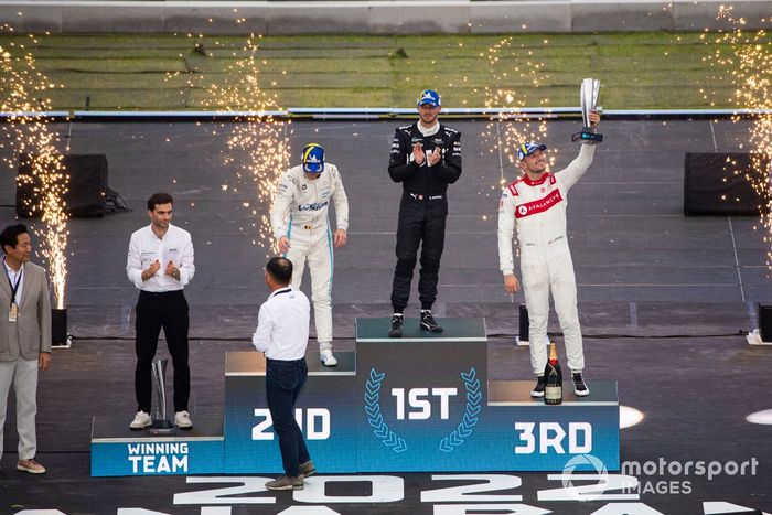 Podio: Jerome d'Ambrosio, jefe de ROKiT Venturi Racing, Stoffel Vandoorne, Mercedes-Benz EQ, segundo, el ganador Edoardo Mortara, Venturi Racing, Jake Dennis, Andretti Motorsport, tercero