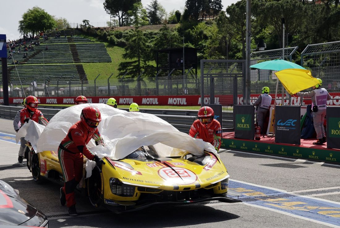 #83 AF Corse Ferrari 499P: Robert Kubica, Yifei Ye, Philip Hanson