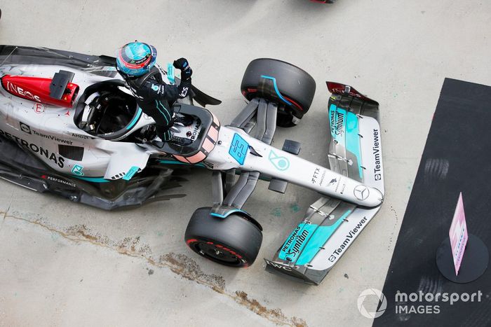 George Russell, de Mercedes-AMG, celebra su llegada al Parc Ferme tras conseguir la pole position