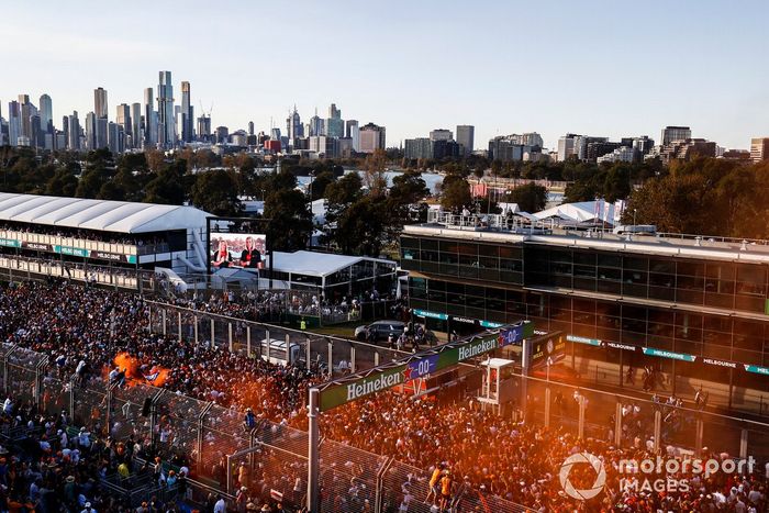 Los aficionados inundan el circuito tras la carrera para la ceremonia del podio
