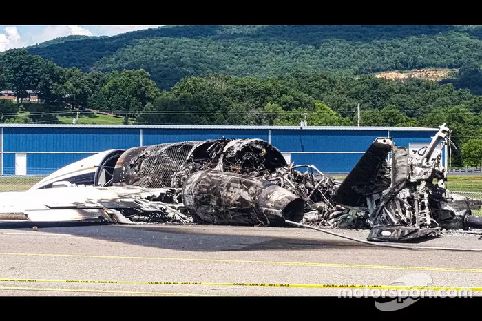 Ausgebranntes Unfallflugzeug von Dale Earnhardt Jr.