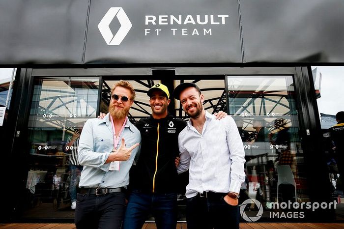 Ted Dwane y Marcus Mumford del grupo Mumford and Sons se reúnen con Daniel Ricciardo, del equipo Renault F1.