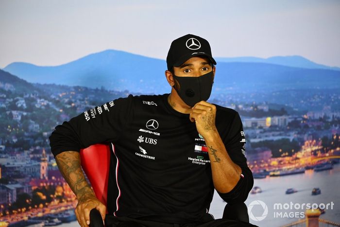 Lewis Hamilton, Mercedes-AMG Petronas F1 en la conferencia de prensa de calificación