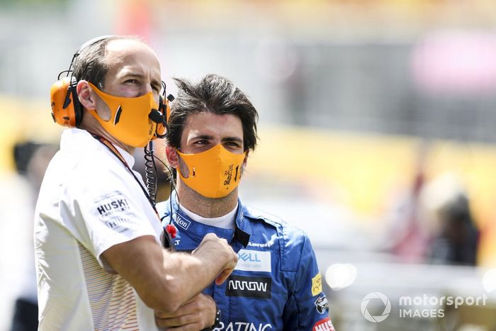 Tom Stallard y Carlos Sainz Jr., McLaren,