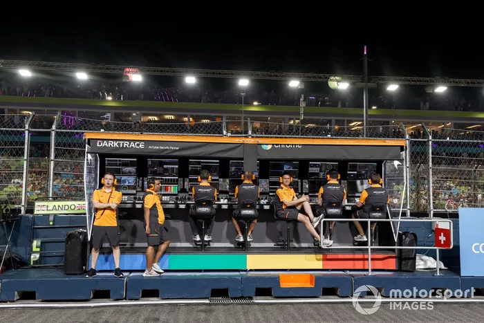 El equipo McLaren en el muro de boxes