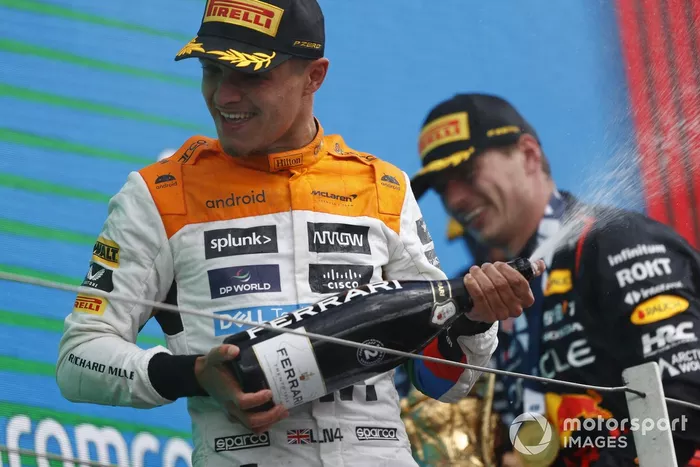 Lando Norris, McLaren, 2ª posición, rocía Champán en el podio