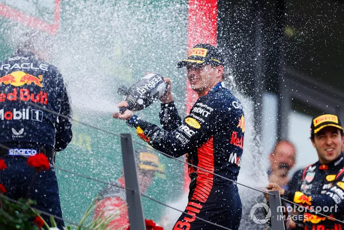 Max Verstappen, Red Bull Racing, 1ª posición, rocía el Champán de la victoria en el podio.
