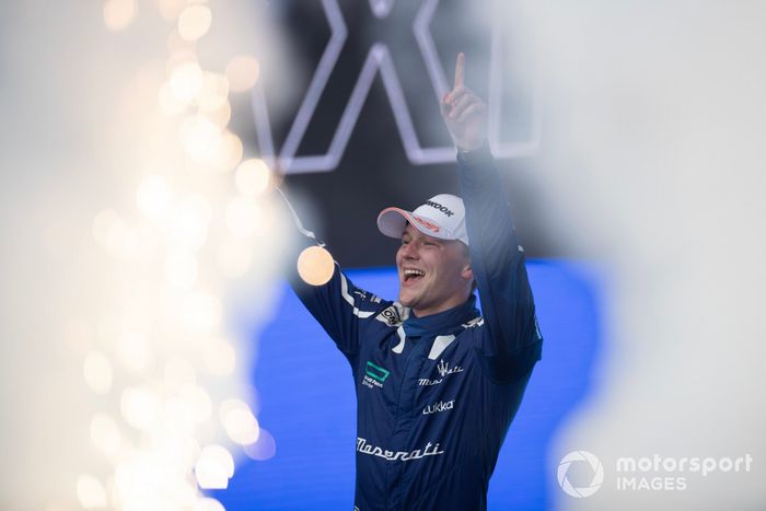 El ganador Maximilian Gunther, Maserati Racing, celebra en el podio