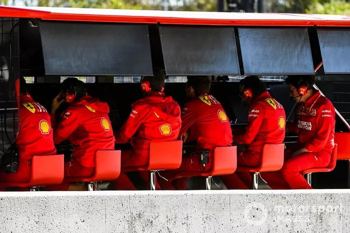El equipo Ferrari en la pared del foso
