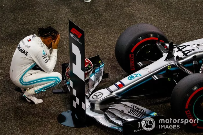 O ano de 2021 seria um dos últimos de Hamilton na F1 e para deixar seu nome ainda mais sólido na história, ele poderia ver uma chance de conseguir o octa mundial na casa em que Michael Schumacher foi mais vitorioso.