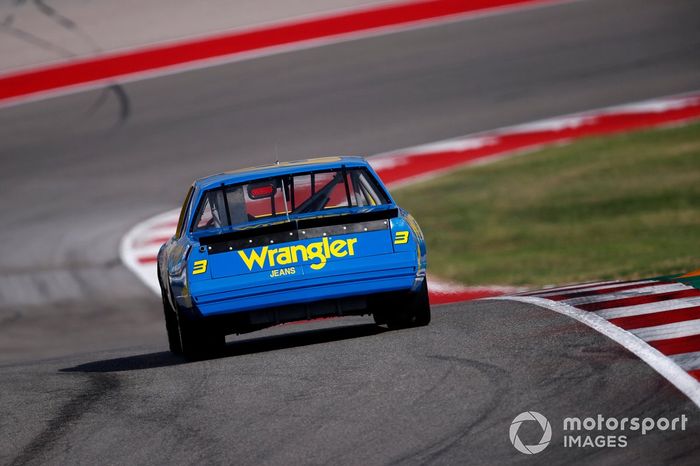 Daniel Ricciardo, McLaren, en el coche de Dale Earnhardt Wrangler Chevrolet Monte Carlo NASCAR de 1984